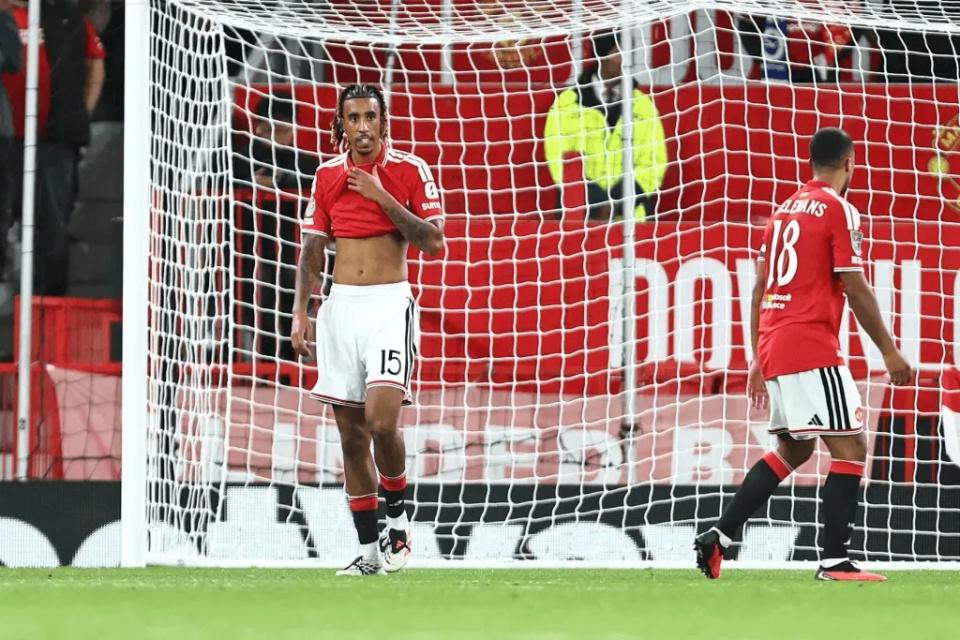Góc Nhìn OKVIP: Bị CĐV huýt sáo dữ dội! Man United bị loại ngay trận đầu League C